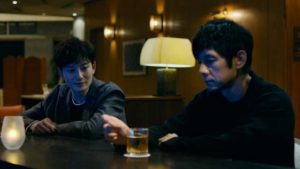 Actor Koji Takatsuki (Masaki Okada) doesn't know that Yusuke Kafuku (Hidetoshi Nishima) is aware of his affair with Oto (Reika Kirishima) in Ryûsuke Hamaguchi’s Drive My Car (2021)