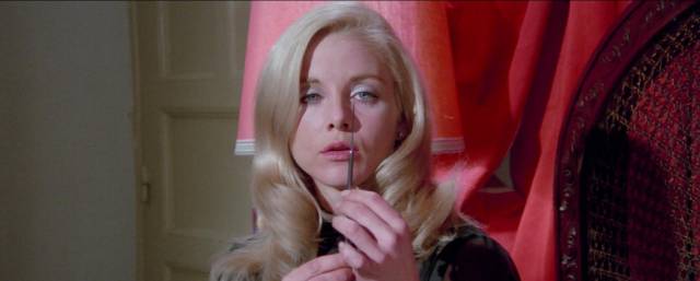 Nurse Ana (Sue Lyon) with her weapon of choice in Eloy de la Iglesia's Murder in a Blue World (1973)