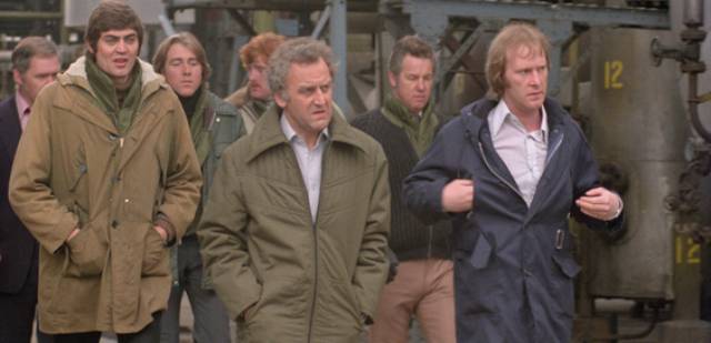 Regan (John Thaw) and Carter (Dennis Waterman) flight crime in David Wickes' Sweeney (1977)