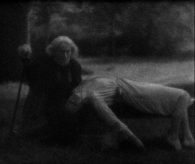 Leone (Sybille Schmitz) is preyed on by the old witch (Henriette Gérard) in Carl Th. Dreyer's Vampyr (1932)
