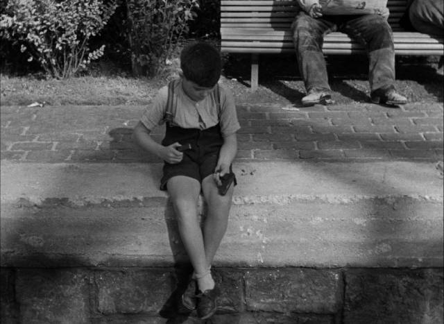 The orphaned refugee from the Spanish Civil War finds the gun discarded by Pierre in Marcel Carné’s Hôtel du Nord (1938)
