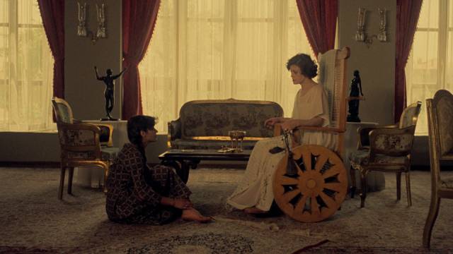 Kanizak (Shohreh Aghdashlou) has more than a mistress-servant relationship with Lady Aghdas (Fakhri Khorvash) in Mohammad Reza Aslani’s Chess of the Wind (1979)