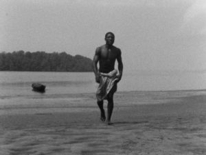 Ngando (David Endene) struggles to earn enough to pay a dowry in Dikongué-Pipa‘s Muna Moto (1975)