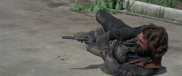 The escaped convict (Rogelio Guerra) fights to the end in Rene Cardona's Guns and Guts (1974)