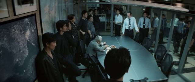 The cops under Inspector Wong (Anthony Wong) confront the gang under Sam (Eric Tsang) after the bust goes wrong in Andrew Lau Wai-keung and Alan Mak’s Infernal Affairs (2002)