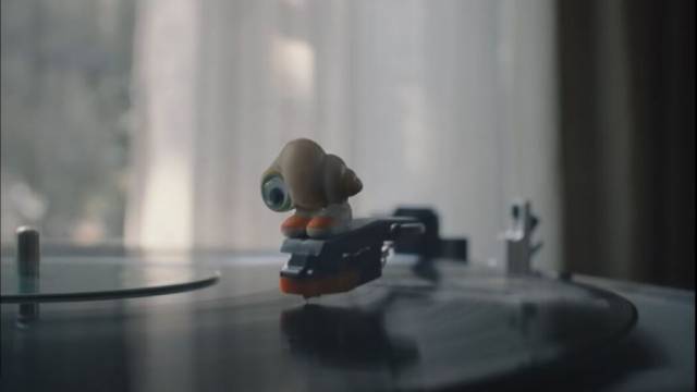 Marcel plays some music in Dean Fleischer-Camp's Marcel the Shell with Shoes On (2021)