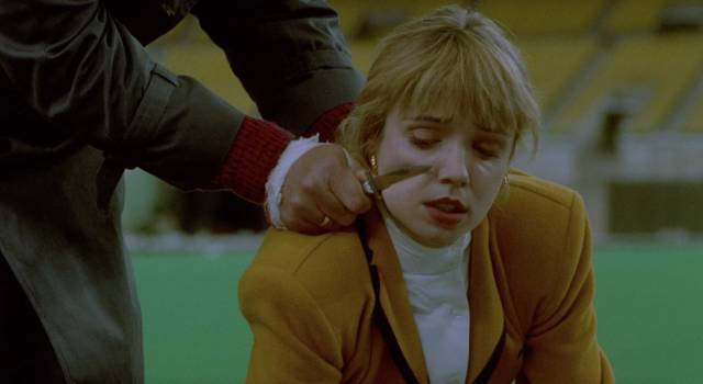 A bad guy threatens Sarah Paradis (Lise Langlois) in public in Jean-Claude Lord's Mindfield (1989)