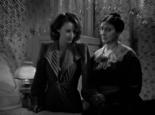 Mrs. Sargent (Beulah Bondi) has a tough heart-to-heart talk with Lee (Barbara Stanwyck) in Mitchell Leisen's Remember the Night (1940)