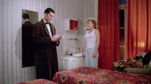 Jani de Villiers (Alex Kingston) offers Jack (Clive Owen) money for his passive participation in a robbery in Mike Hodges' Croupier (1997)