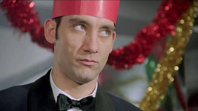 Jack (Clive Owen) spots a cheater on New Year's Eve in Mike Hodges' Croupier (1997)
