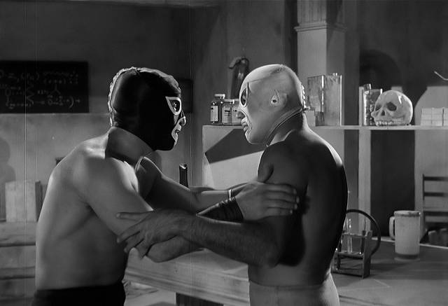 El Incognito (Fernando Oses) un-brainwashes Santo in Joselito Rodríguez' Santo vs Evil Brain (1961)