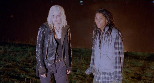 Delinquent White Girl (Natasha Lyonne) and serial killer Cyclona (Maria Celedonio) head for Mexico in Matthew Bright's Freeway II: Confessions of a Trickbaby (1999)