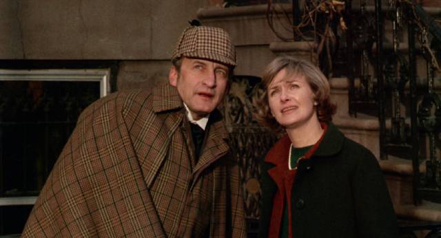Justin (George C. Scott) takes Dr. Watson (Joanne Woodward) on the trail of Moriarty in Anthony Harvey's They Might Be Giants (1971)