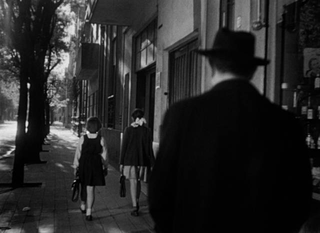 The killer (Nathán Pinzón) follows young girls in the street in Román Viñoly Barreto’s El vampiro negro (1953)