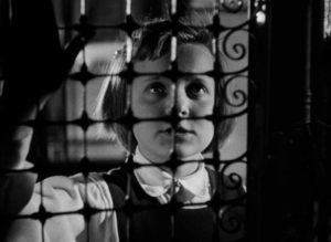 A young girl senses danger on her way home in Román Viñoly Barreto’s El vampiro negro (1953)
