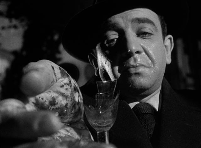 The killer (Nathán Pinzón) tries to suppress his compulsion with self injury in Román Viñoly Barreto’s El vampiro negro (1953)