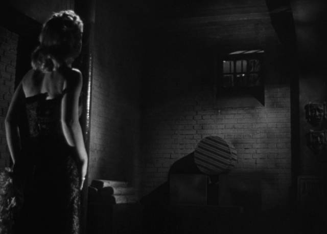 Nightclub singer Amalia Keitel aka Rita (Olga Zubarry) glimpses the killer disposing of his latest victim in Román Viñoly Barreto’s El vampiro negro (1953)