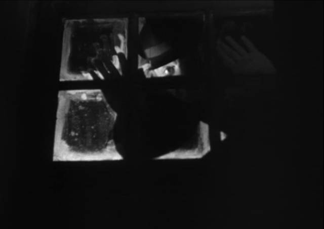 ... and the killer (Nathán Pinzón) sees Rita (Olga Zubarry) seeing him in Román Viñoly Barreto’s El vampiro negro (1953)