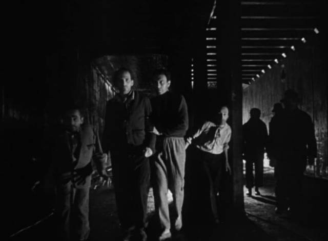 Homeless people living in the sewers corner the killer in Román Viñoly Barreto’s El vampiro negro (1953)