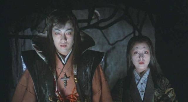 Shiro Amakusa (Kenji Sawada) and Hosokawa Gracia (Akiko Kana) gather other spirits to aid their fight in Kenji Fukasaku's Samurai Reincarnation (1981)
