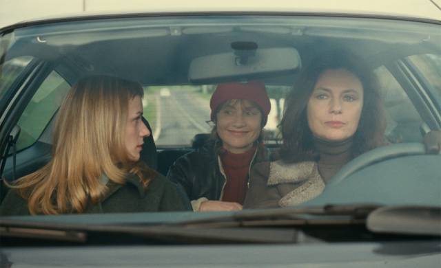 Catherine Lelievre (Jacqueline Bisset) is uncomfortable having Jeanne (Isabelle Huppert) in the car in Claude Chabrol’s La cérémonie (1995)