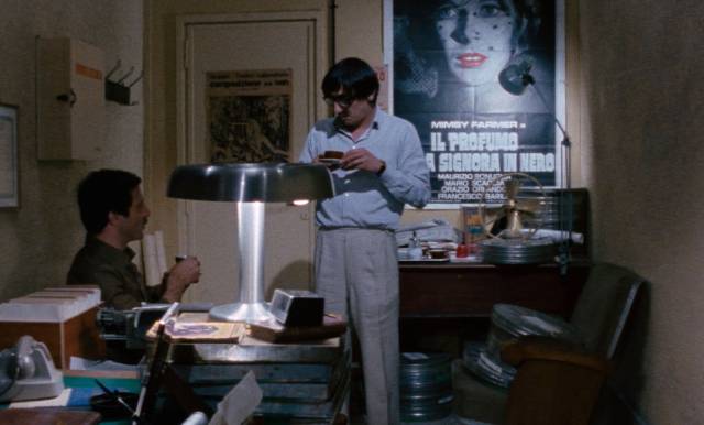 The sociologist (Flavio Bucci) offers his solution to the Inspector (Brizio Montinaro) in Giuliano Montaldo's Closed Circuit (1978)