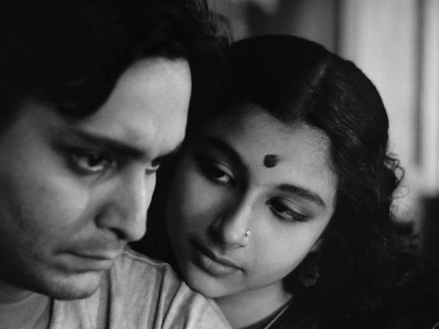 Aparna (Sharmila Tagore) comforts Apu (Soumitra Chatterjee), who's all too aware of how little he has to offer her in Satyajit Ray's Apur Sansar (1959)