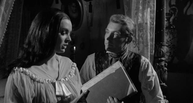 Alan Foster (Georges Rivière) falls for the ghostly Elisabeth Blackwood (Barbara Steele) in Antonio Margheriti's Castle of Blood (1964)