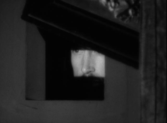 The Phantom (Foy Van Dolsen) prowls the mansion in George Waggner's Horror Island (1941)