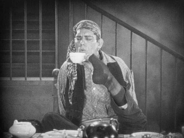 Alonzo (Lon Chaney) hides his arms to conceal his criminal identity in Tod Browning's The Unknown (1927)