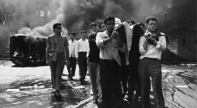 A crowd bears away a murdered student in the wake of a riot in Mikhail Kalatozov's I Am Cuba (1964)