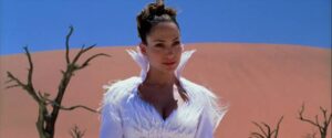 Therapist Catherine Deane (Jennifer Lopez) blends into her patient's subjective world in Tarsem Singh's The Cell (2000)