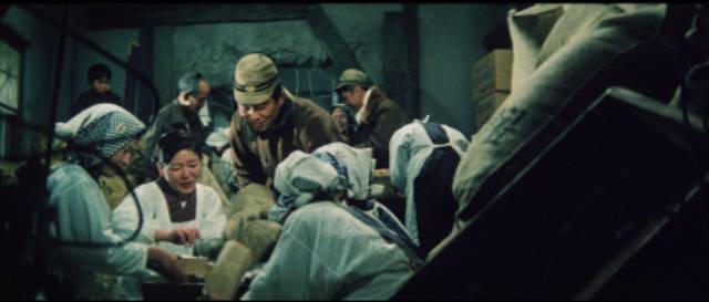 Kawada (Noboru Andô) distributes stolen supplies to local poor people in Tai Katô’s Eighteen Years in Prison (1967)