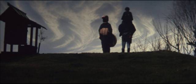 Tokijiro (Kinnosuke Nakamura) accompanies a woman and her child on their journey home in Tai Katô’s Tokijiro: Lone Yakuza (1966)