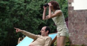 Héctor (Karra Elejalde) points out something strange to his wife Clara (Candela Fernández) in Nacho Vigalondo's Timecrimes (2007)