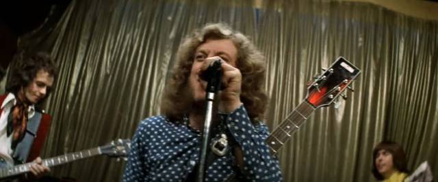 Stoker (Noddy Holder) takes over as lead singer of the newly formed band in Richard Loncraine's Flame (1975)