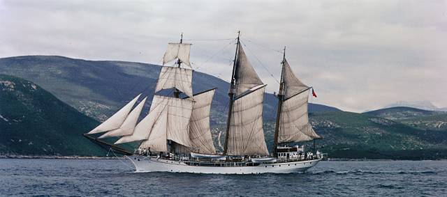 Swedish cadets tour the Mediterranean in Hermann Leitner & Rudolf Nussgruber's Flying Clipper (1962)